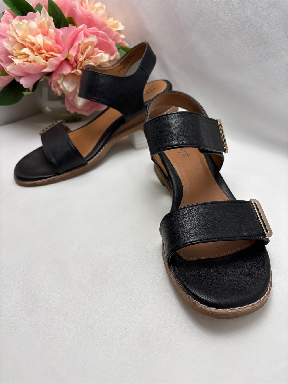 Eurosoft Women 8.5 Black Two-Strap Women's Leather Sandals with Gold Accent #401